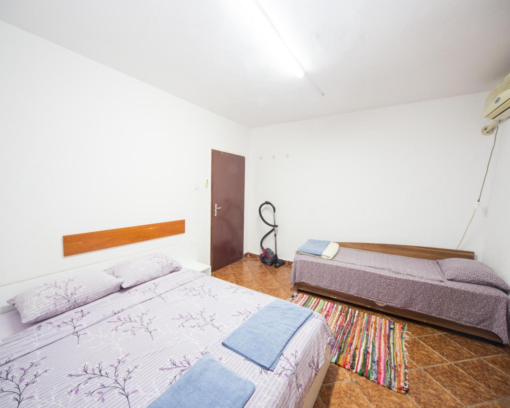 ブルガスCenter - Basic Flat - 10 Min To The Beachアパートメント エクステリア 写真